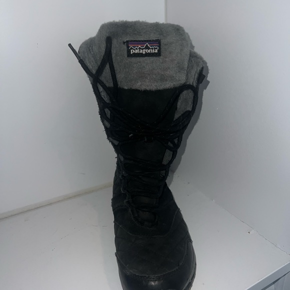 Black and gray Patagonia women’s 7.5 winter boots - Picture 5 of 5